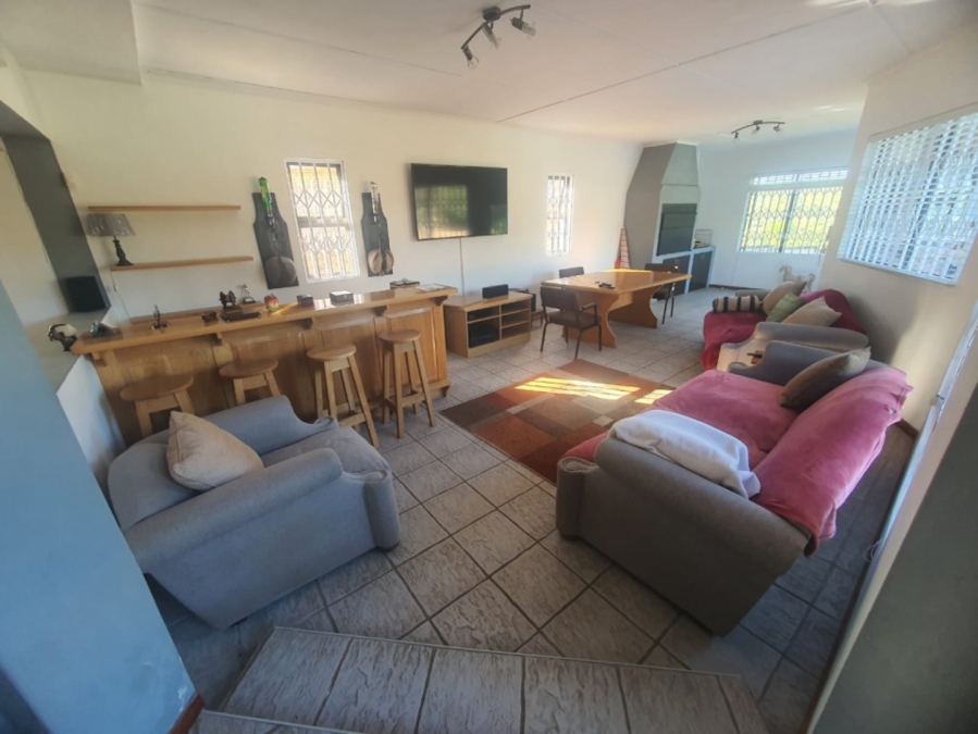 To Let 4 Bedroom Property for Rent in Beacon Bay Eastern Cape
